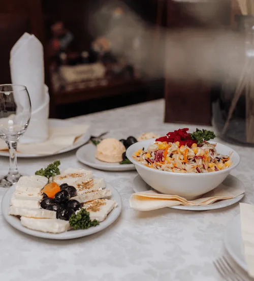 Veneda kuhinja inspirisana je bogatom srpskom kulinarskom tradicijom, obogaćena modernim pristupom i pažljivo odabranim sastojcima lokalnog porekla.