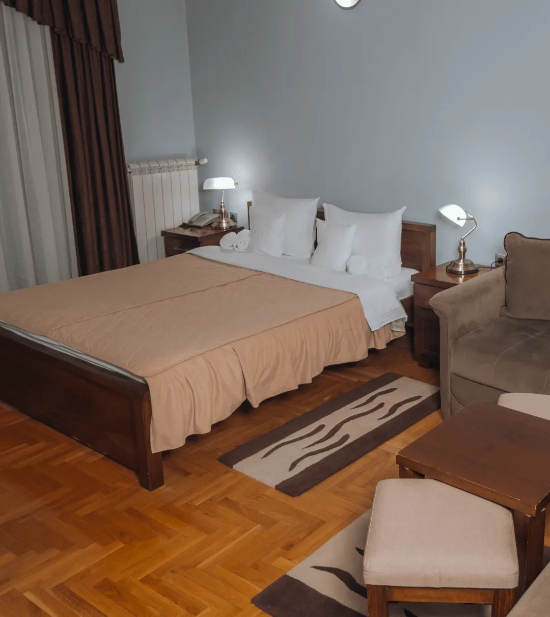 Pored izvanredne gastronomske ponude, Veneda nudi i udobne smeštajne jedinice za one koji žele da produže svoj boravak u Nišu. Naši apartmani pružaju udobnost, eleganciju i sve što vam je potrebno za opuštajući boravak u gradu.